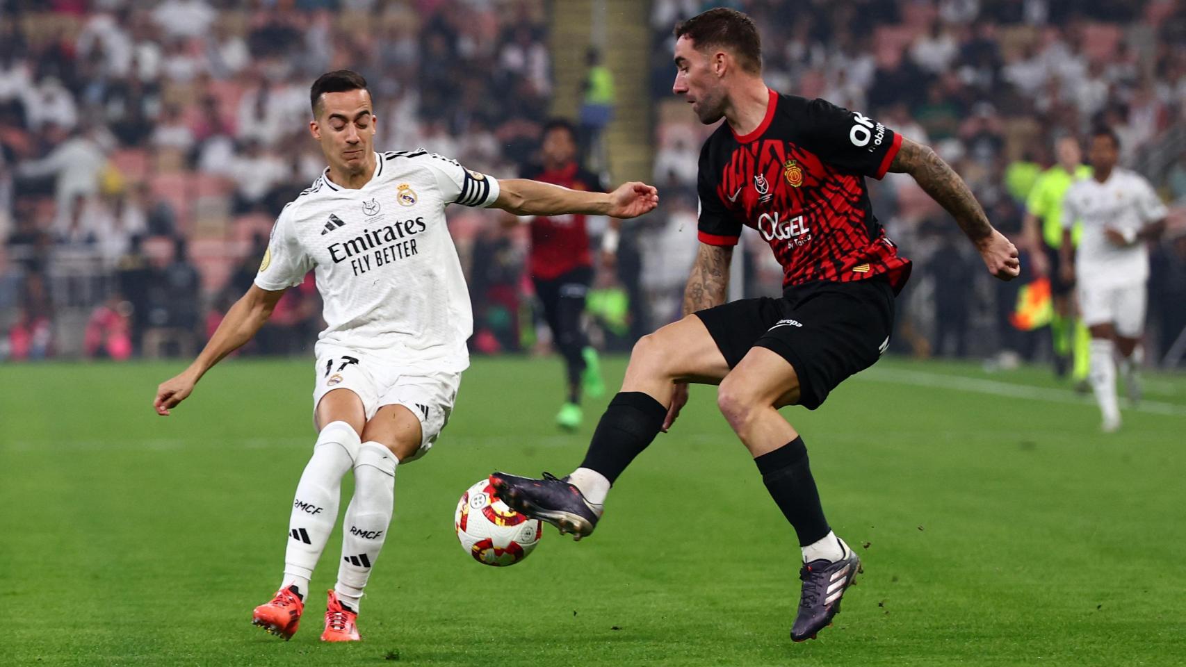 Lucas Vázquez ejecuta un pase en el partido ante el Mallorca.