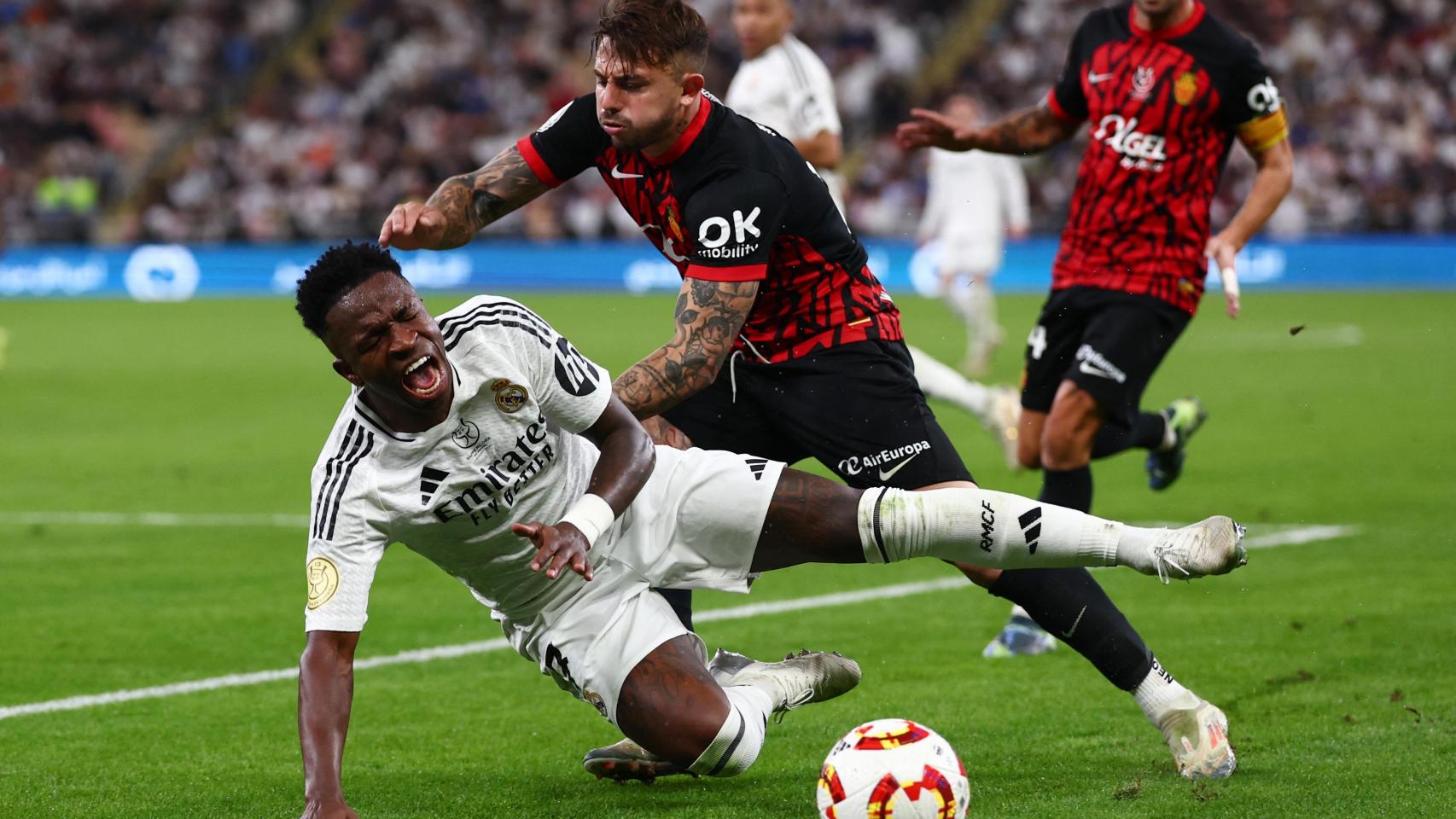 Pablo Maffeo y Vinicius, en el partido de la Supercopa de España.