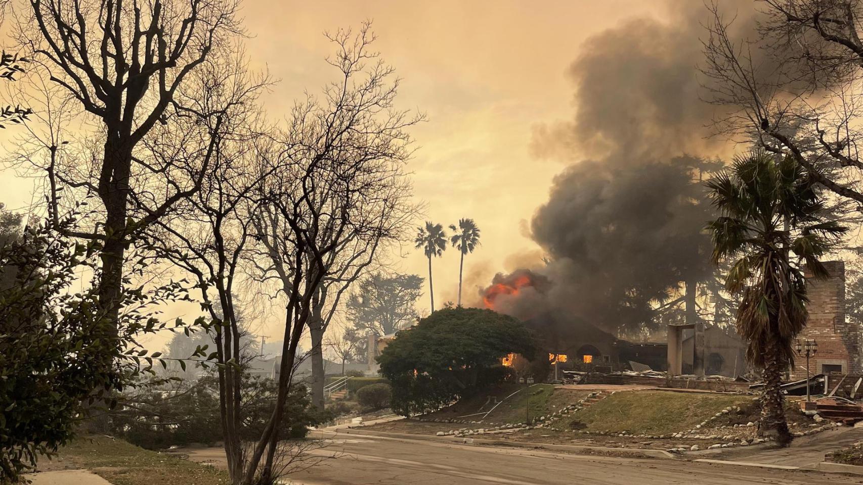 Fotografía de los incendios este miércoles en Altadena, California (Estados Unidos). Foto: EFE/ Ana Milena Varón