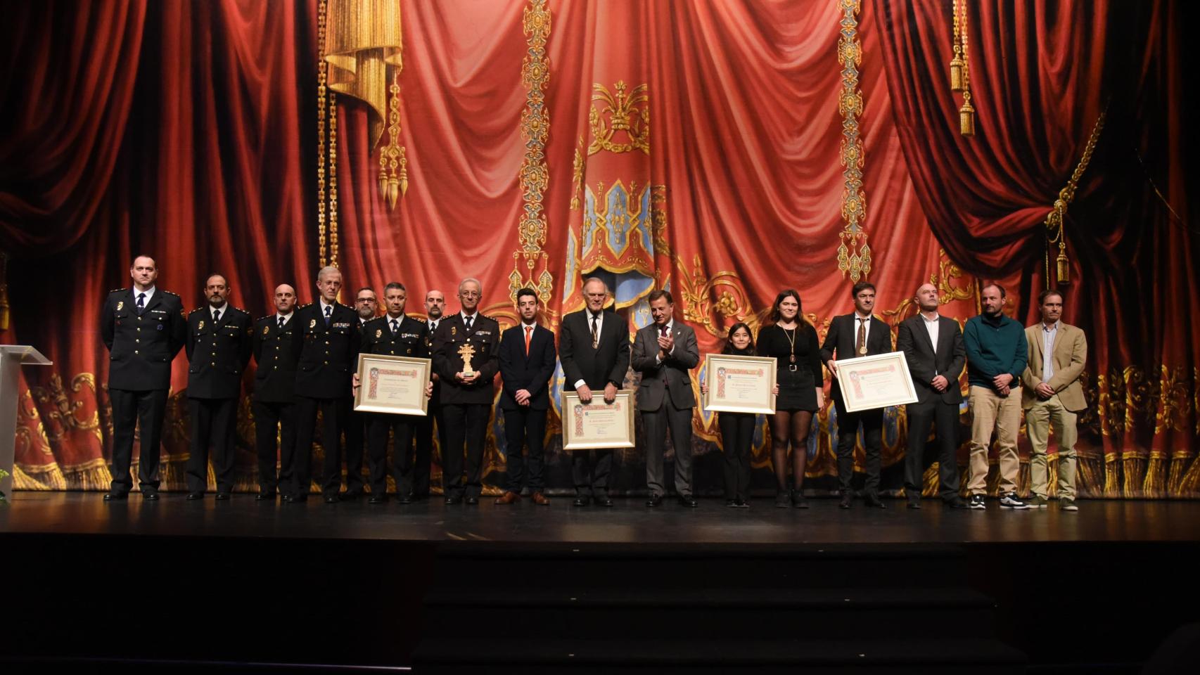 Pedro Piqueras y Santi Denia reciben orgullosos el título de Hijo Predilecto de Albacete