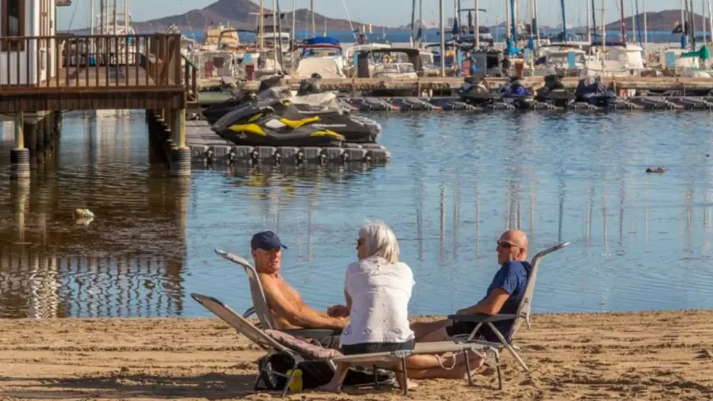 Un grupo de personas tomando el sol el pasado enero en la playa de la Concha de Los Alcázares, en Murcia.