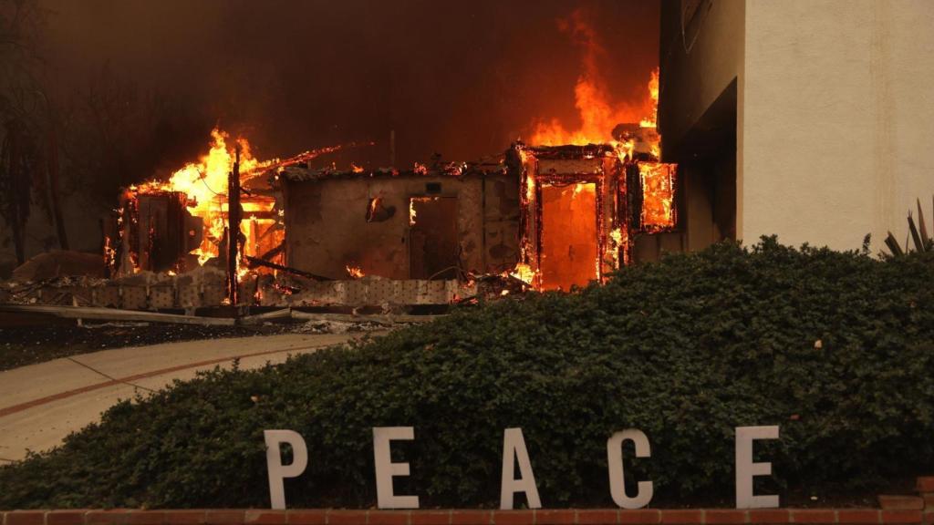 Una casa arde por el incendio forestal de Palisades en el barrio de Pacific Palisades de Los Angeles, EE.UU.