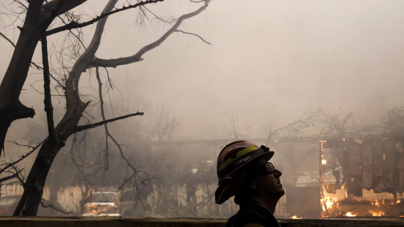 Bombero en L.A. observa la destrucción de las llamas