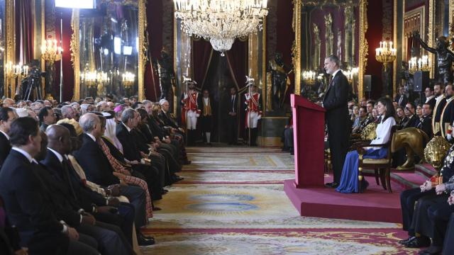 El rey Felipe VI se dirige a los embajadores acreditados en España en el Palacio Real.