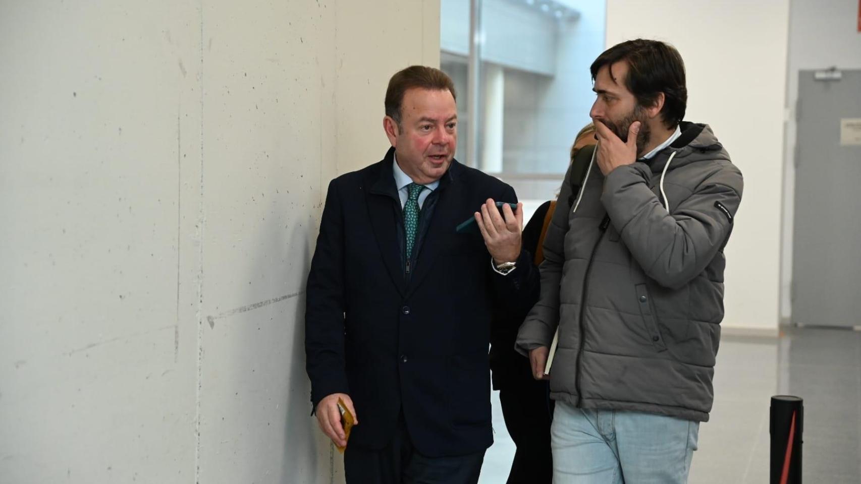 El abogado del hermano de Sánchez, Emilio Cortés, saliendo de los Juzgados de Badajoz este jueves.