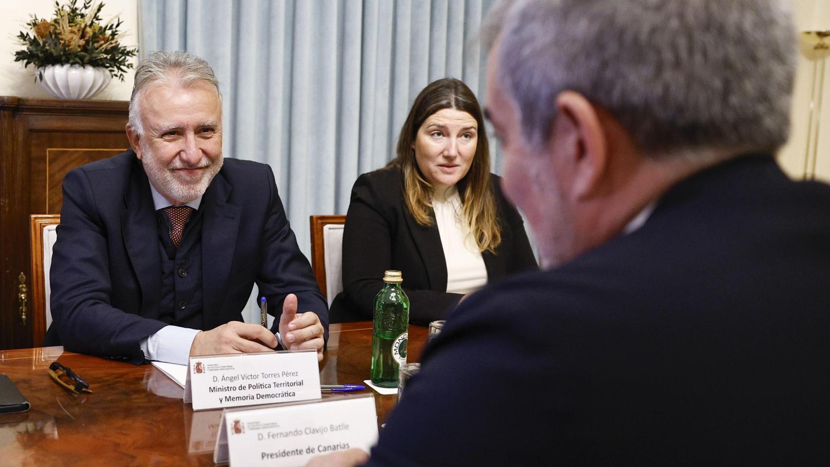 El ministro Ángel Víctor Torres, frente al presidente de Canarias, Fernando Clavijo, reunidos para pactar una solución a la crisis migratoria.