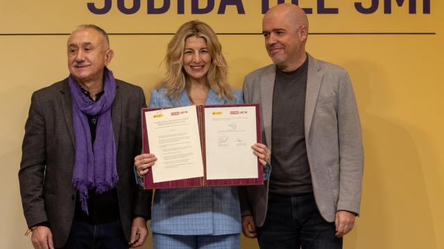 La vicepresidenta segunda del Gobierno y ministra de Trabajo y Economía Social, Yolanda Díaz (c), junto a los secretarios generales de CCOO, Unai Sordo (d), y de UGT, Pepe Álvarez (i)