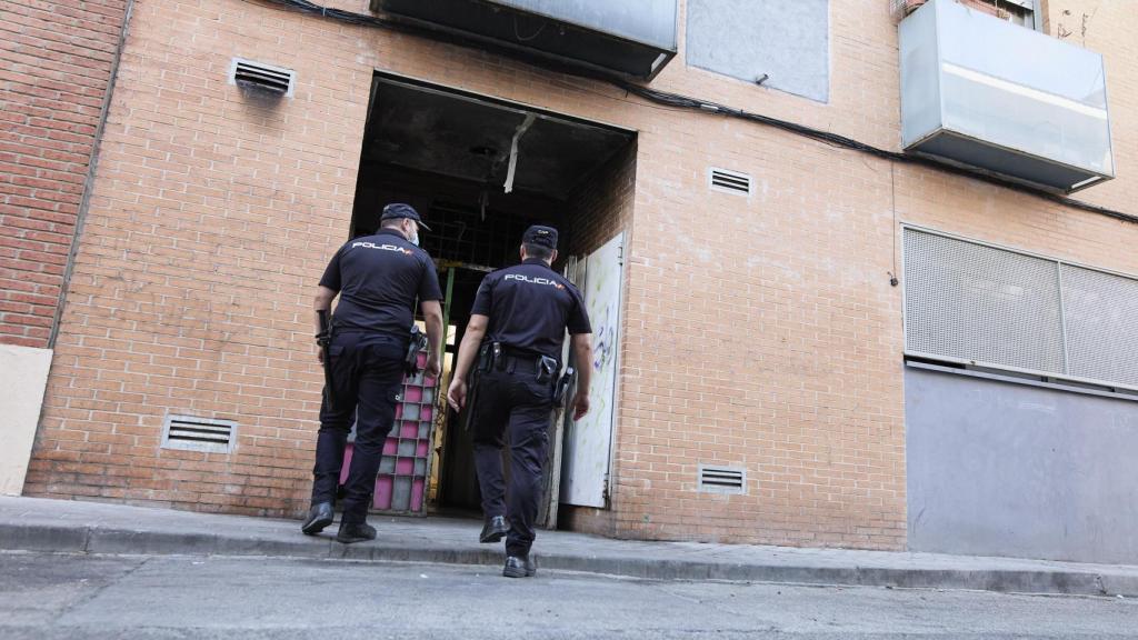 Agentes de la Policía Nacional entran en un edificio de la calle José Garrido que estaba okupado en 2021.