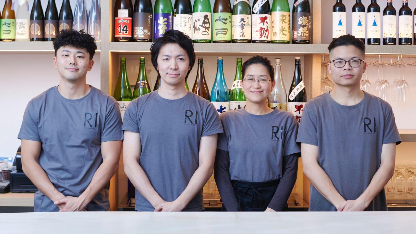 Makoto Matsuura, segundo por la izquierda, rodeado de su equipo de cocina, formado íntegramente por japoneses, en Ramen Ishou.