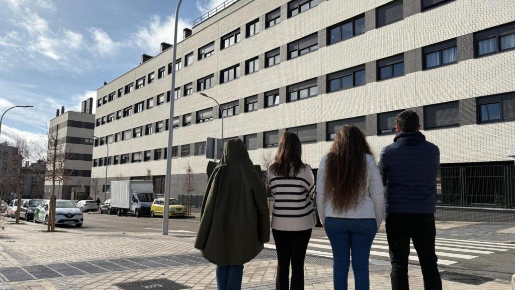 Cuatro vecinos frente al edificio de Carabanchel que ha sufrido una okupación.