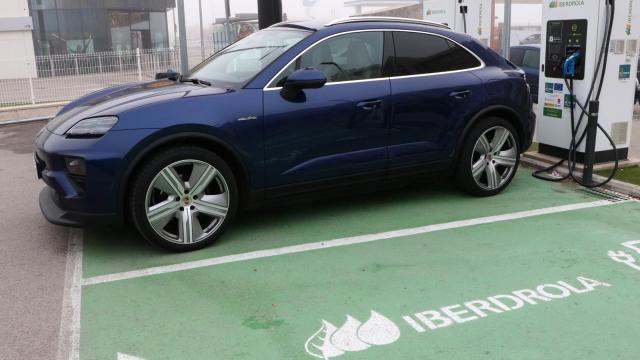 El Porsche Macan en una estación de recarga eléctrica de Iberdrola en Madrid.