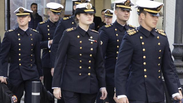 La Princesa, con sus compañeros guardiamarinas en el puerto de Cádiz.