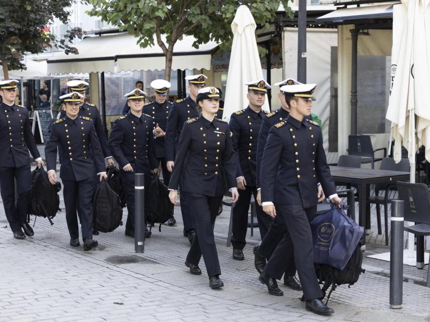 La Princesa ha tomado algo en el puerto con los demás alumnos del buque.