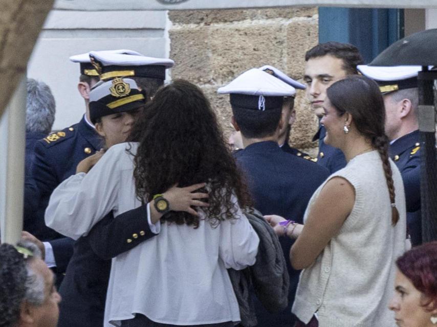 Leonor se abraza a una chica durante el paseo por el puerto.