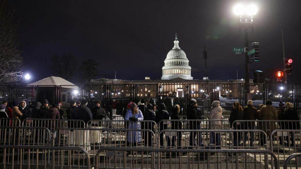 Ciudadanos esperan frente al Capitolio de EEUU para presentar sus respetos a Jimmy Carter este miércoles.