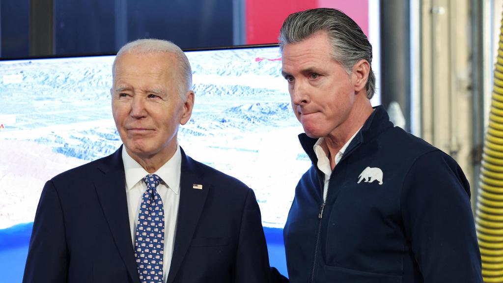 El gobernador de California, Gavin Newsom (d), junto a Joe Biden (i) explicando la situación de los incendios en Los Ángeles.