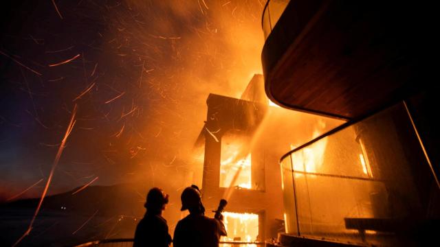 El drama de los bomberos de Los Ángeles: sin agua para combatir los incendios más destructivos de su historia.