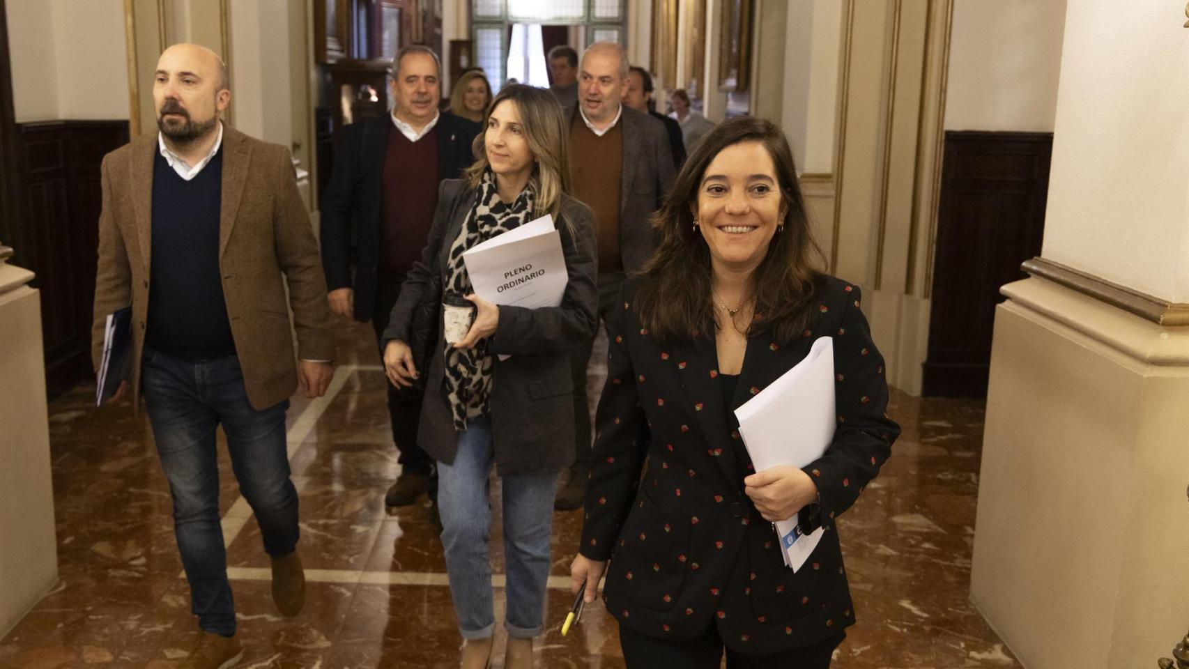 La alcaldesa de A Coruña, Inés Rey, saliendo del Salón de Plenos de la ciudad herculina