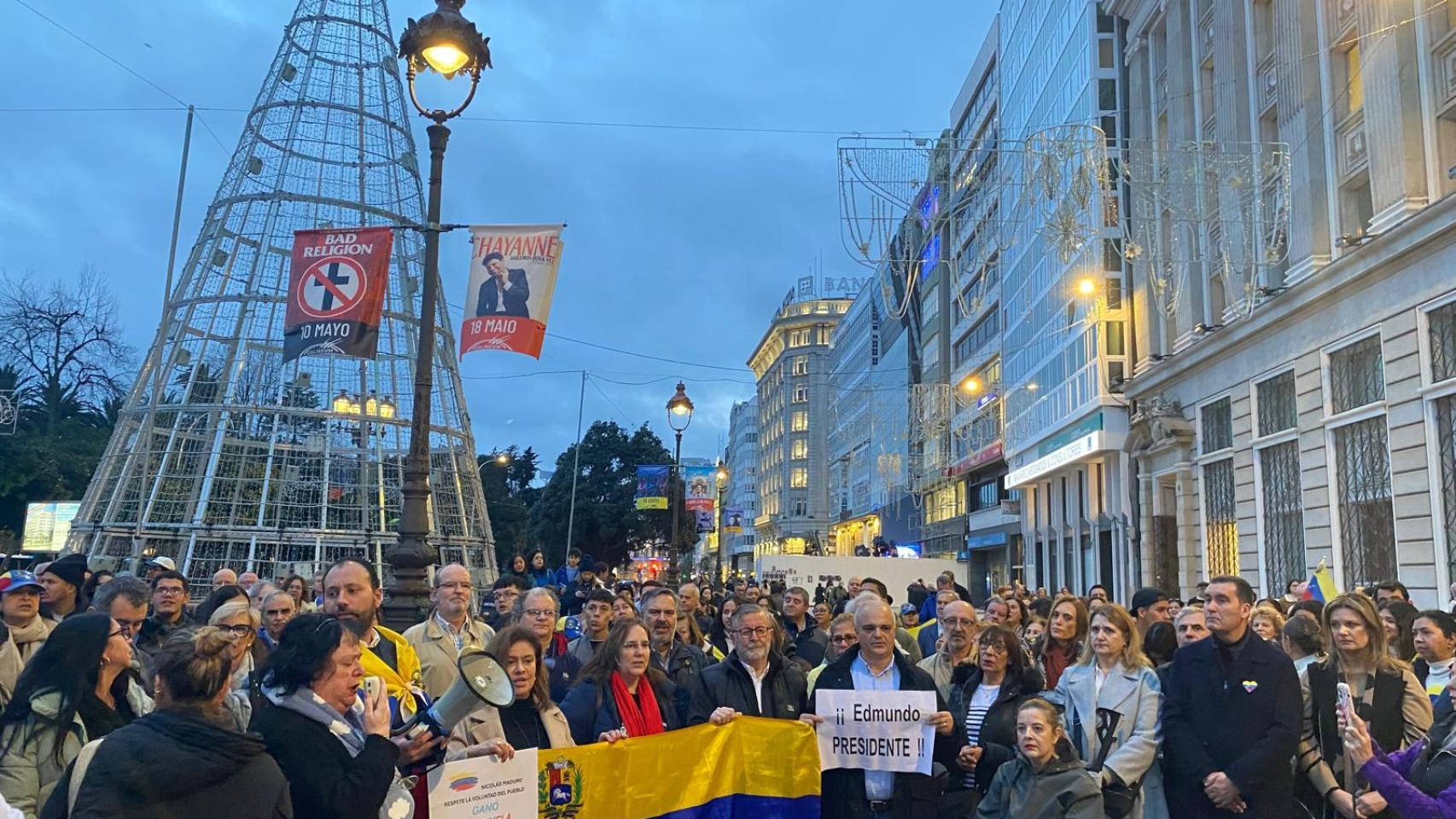 Más de un centenar de personas se concentran en A Coruña en apoyo a la democracia de Venezuela