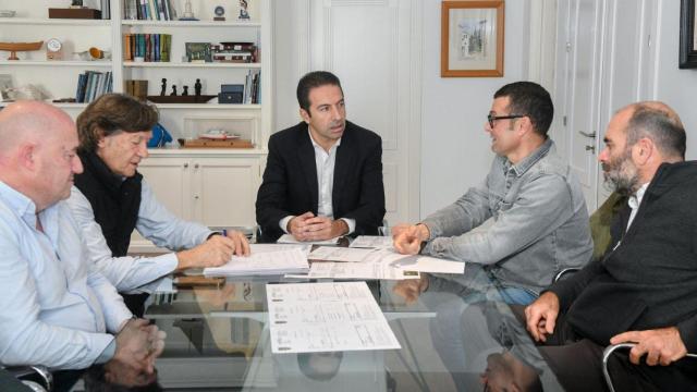 Reunión entre el conselleiro de Mar y representantes del club de remo de A Pobra.