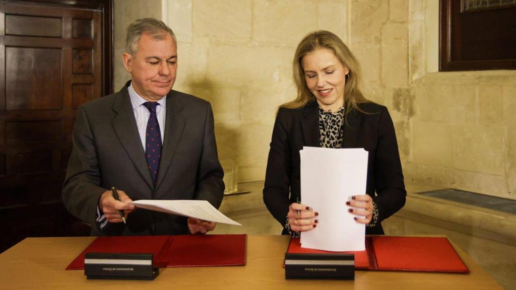 José Luis Sanz y Cristina Peláez, en la firma del acuerdo de Presupuestos.