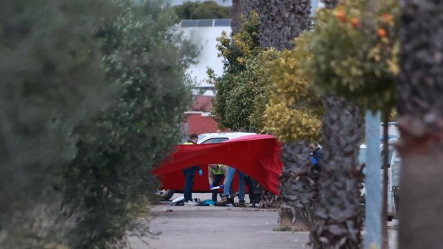 Agentes de la Guardia Civil trabajan en la escena del crimen de Gerena.