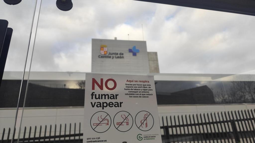 Cartel en una marquesina libre de humos