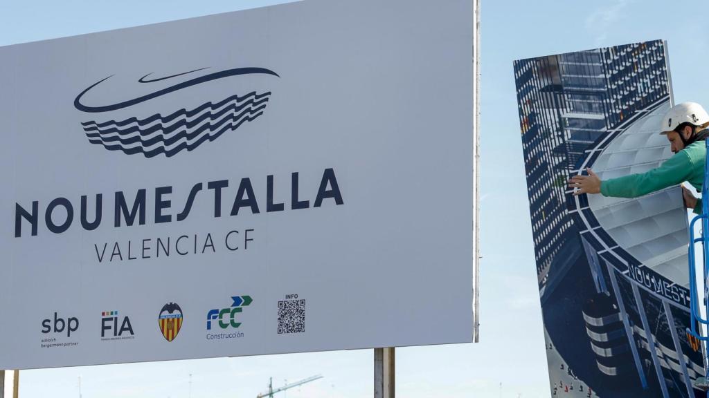 Un operario trabaja en las obras retomadas este viernes por el Valencia CF, tras casi 16 años paradas, en el Nou Mestalla. Efe / Ana Escobar