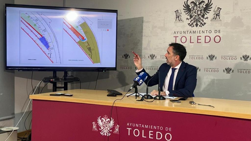 Iñaki Jiménez, concejal de Movilidad de Toledo durante la rueda de prensa.