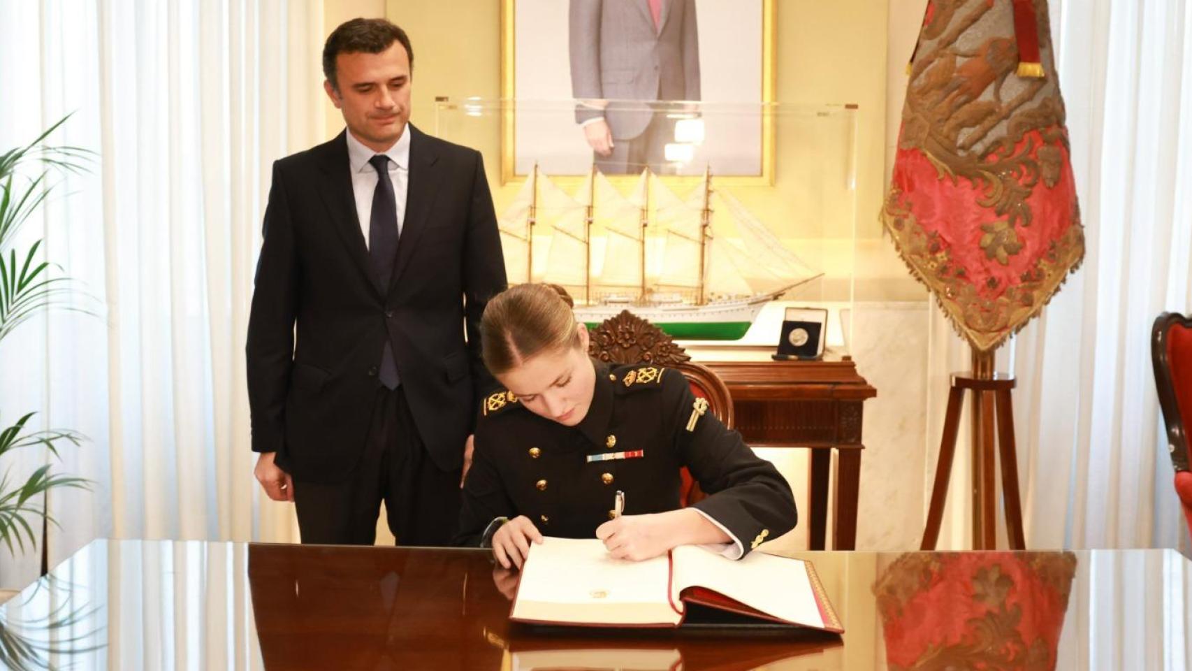 Leonor firmando el Libro de Honor en el Ayuntamiento de Cádiz.