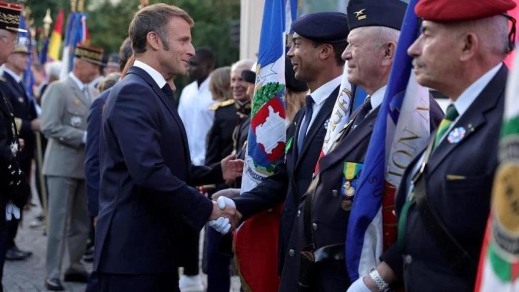 El presidente francés, Emmanuel Macron, saluda a militares veteranos en el 80 aniversario de la Liberación de París.