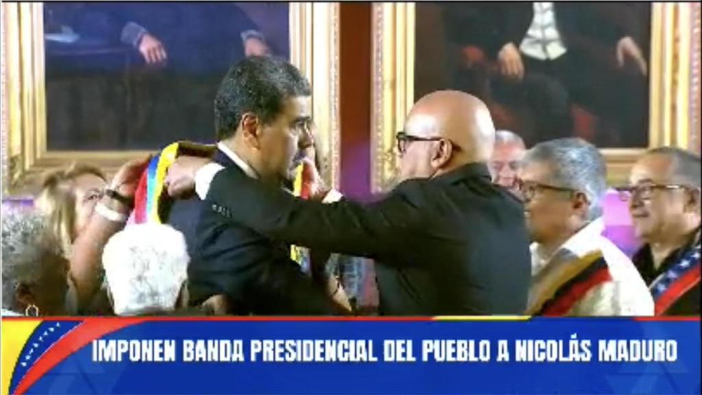 Imponen la banda presidencial del pueblo a Nicolás Maduro