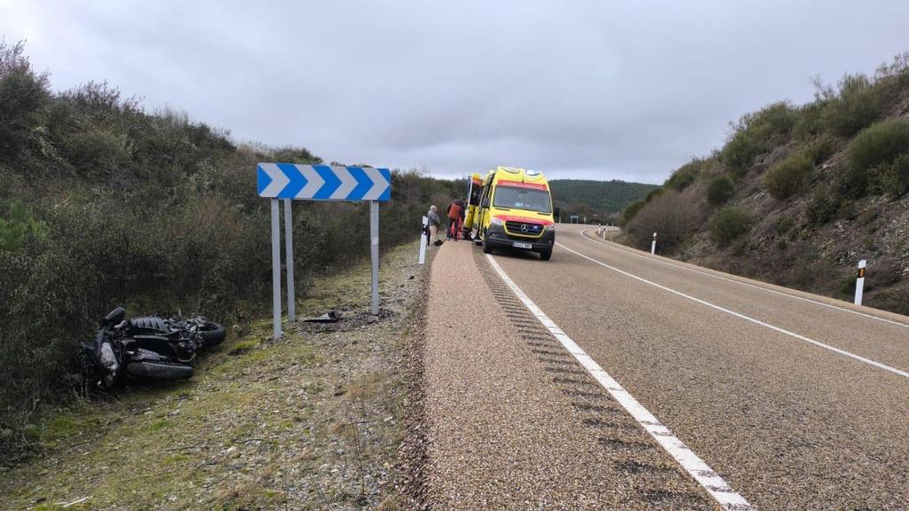 La moto accidentada en el lugar del accidente, en la N-122