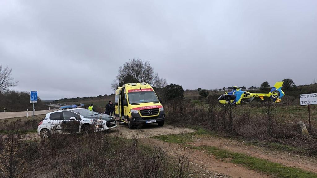 Los servicios de emergencias atendiendo al herido