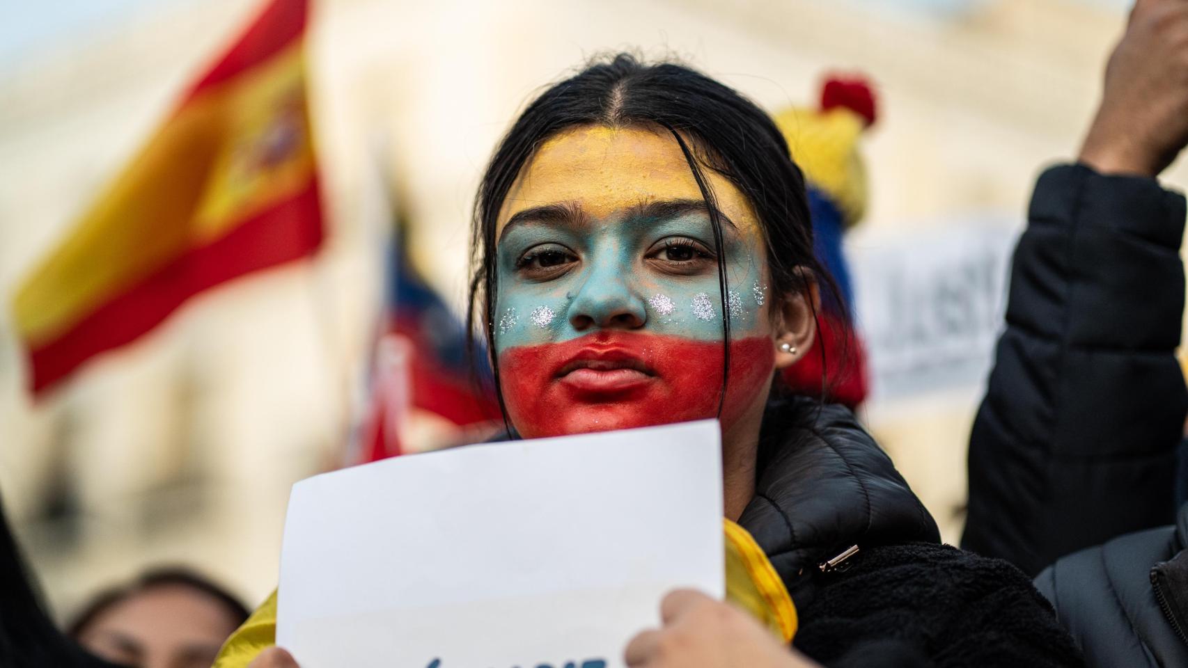 Las mejores imágenes de la concentración a favor de la oposición venezolana en la Puerta del Sol