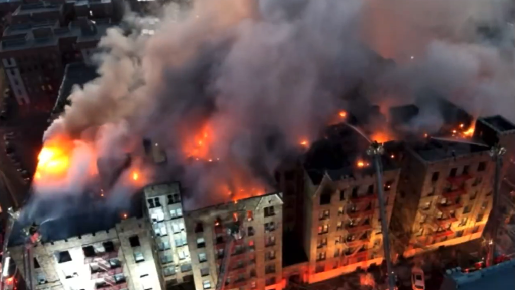 Incendio de nivel máximo en el Bronx, Nueva York.