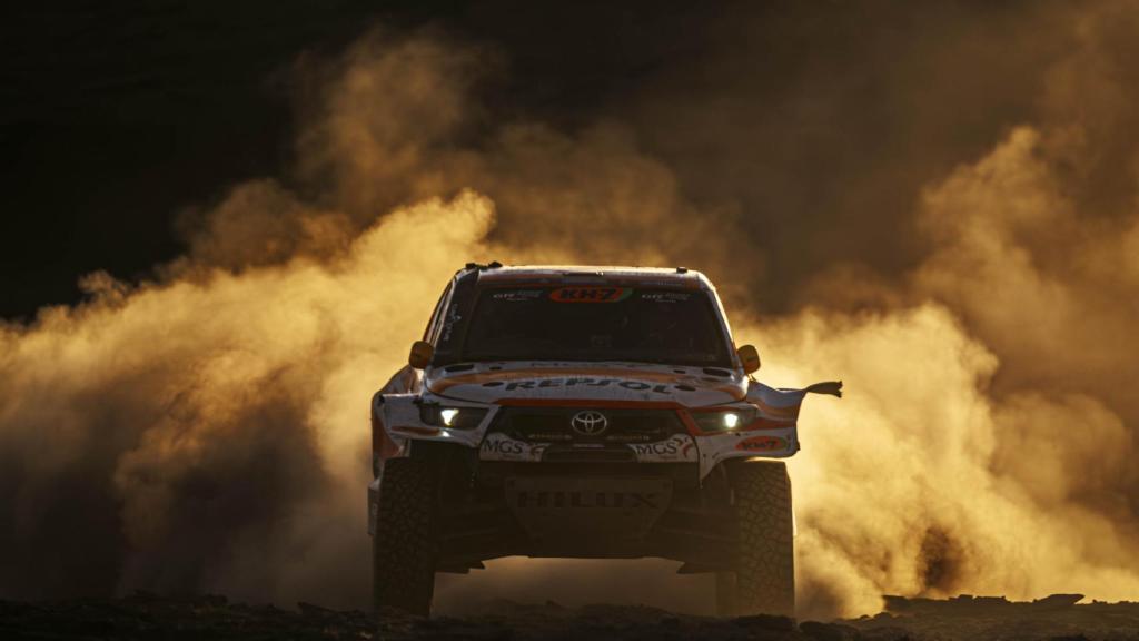 El coche de Isidre Esteve en el Dakar con una aleta desprendida tras un golpe.