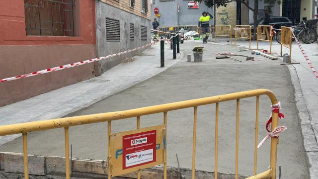 Las obras en la calle Manuela Sancho, en el barrio de La Madalena de Zaragoza.