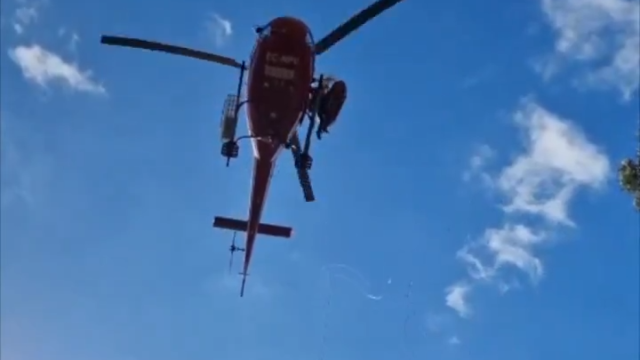 Momento del rescate del motorista herido en Las Navas del Marqués