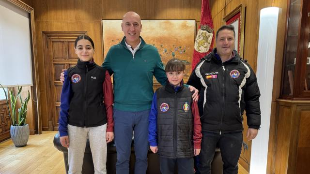 El alcalde de León, José Antonio DIez, felicita a las taekwondistas Chaima Zahraoui y Ariadna Ortega, este viernes