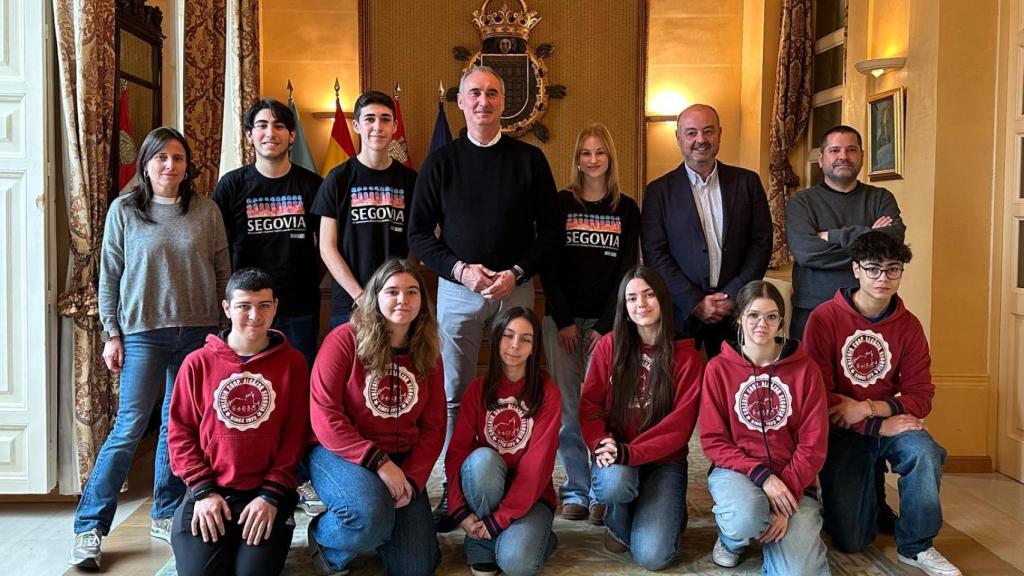 El alcalde de Segovia, José Mazarías, durante la recepción a los alumnos del colegio Cooperativa Alcázar, este viernes