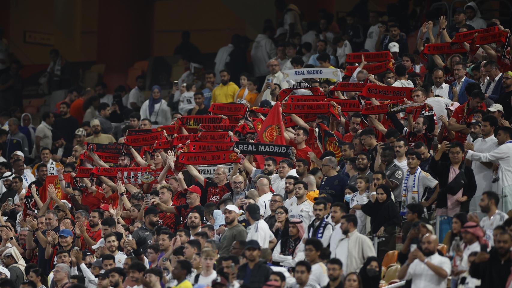 Un reducido grupo de aficionados del RCD Mallorca, en la Supercopa de España en Arabia.