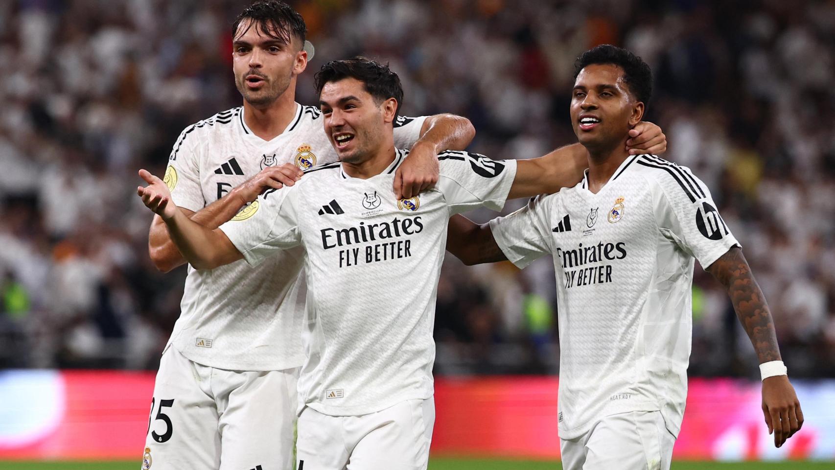 Raúl Asencio celebra un gol del Real Madrid con Brahim y Rodrygo en la Supercopa.