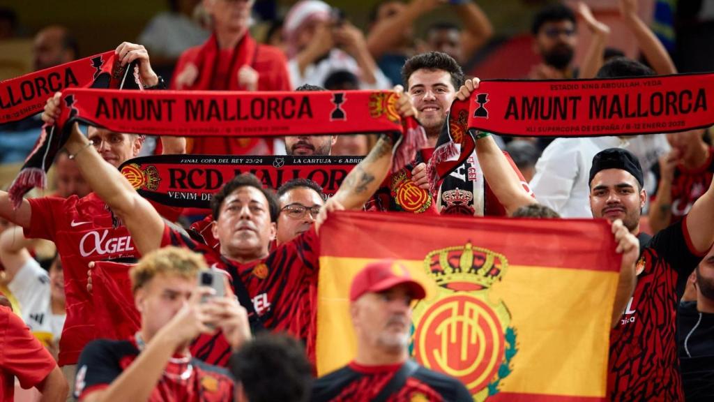 Aficionados del RCD Mallorca, en las gradas del estadio de Yeda, en Arabia Saudí durante la Supercopa de España.