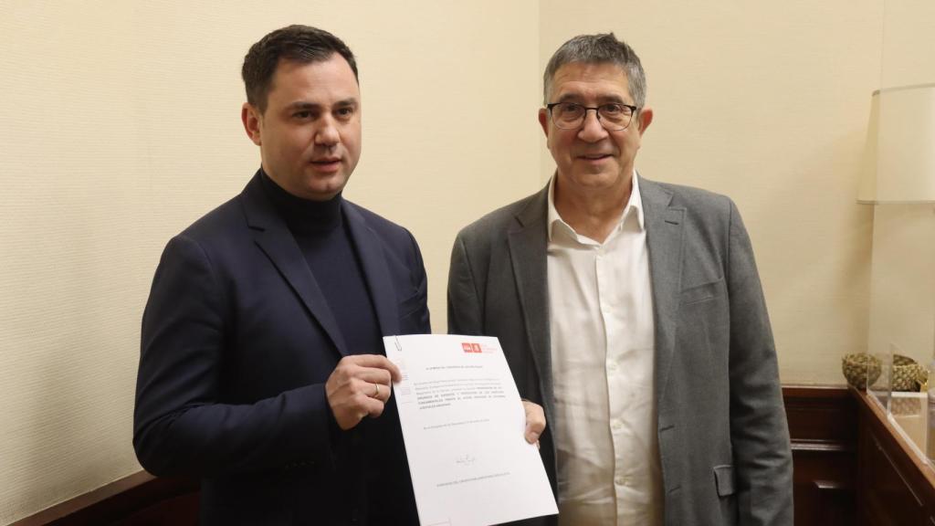 Patxi López, portavoz, y Javier Alfonso, secretario adjunto del PSOE en el Congreso, al registrar la proposición de ley contra el abuso judicial.