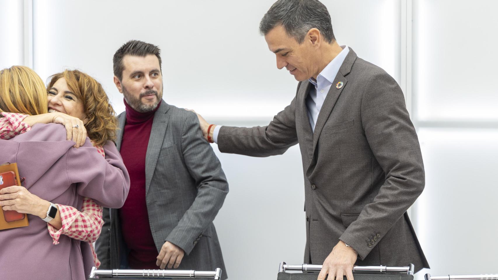 El director de comunicación del PSOE, Ion Antolín, saludado por Pedro Sánchez en la primera reunión de la Ejecutiva de 2025.