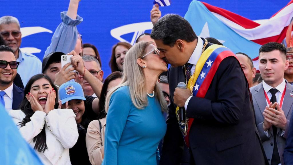 Nicolás Maduro este viernes besando a su esposa, Cilia Flores, tras proclamarse presidente de Venezuela.