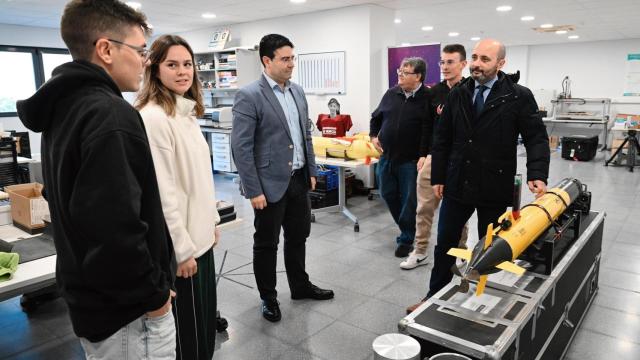 El director del Info, Joaquín Gómez, visita a la empresa Kogarashi.