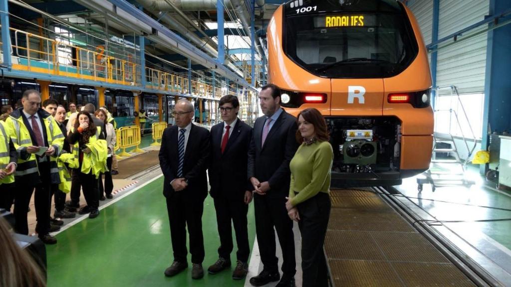 El ministro de Transportes y Movilidad Sostenible, Óscar Puente, ha visitado el primer tren de gran capacidad fabricado por Alstom en Barcelona.