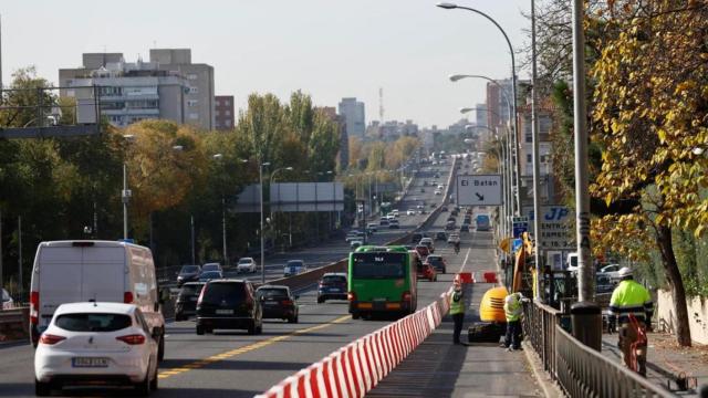 Inicio de unas actuaciones preliminares de ampliación de carril en la calzada norte de la A-5, en el marco de las obras del soterramiento.